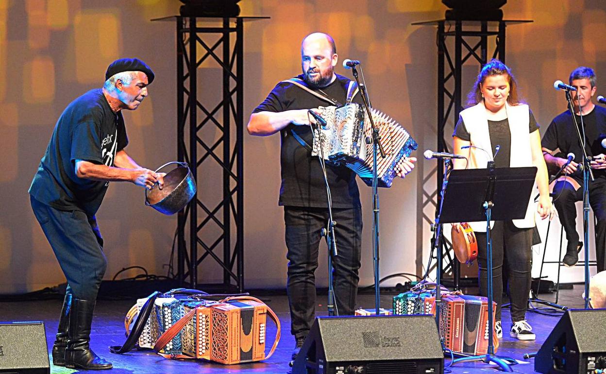 Miren y Roberto Etxebarria inaugurando el 37º Getxo Folk El Correo